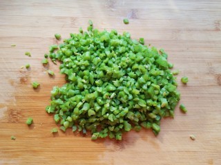 6、冬至美食  南瓜豆角馅包子,豆角洗干净焯水切碎。