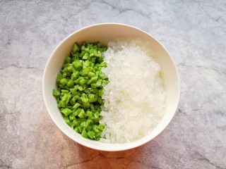 7、冬至美食  南瓜豆角馅包子,粉条提前泡软切碎，和豆角一起放在大碗里。