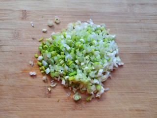 8、冬至美食  南瓜豆角馅包子,葱洗干净切成葱花。