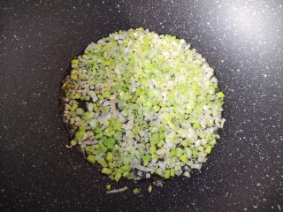 9、冬至美食  南瓜豆角馅包子,炒锅内倒适量的食用油烧热，下入葱花炒香关火。