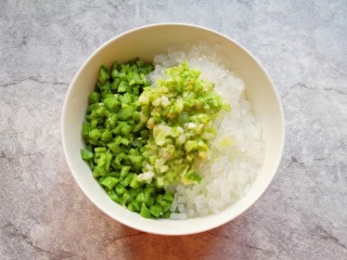 10、冬至美食  南瓜豆角馅包子,将炒好的葱花放在豆角粉条里面，搅拌均匀。