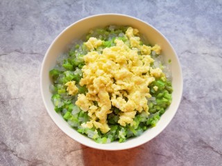 11、冬至美食  南瓜豆角馅包子,一个鸡蛋打散炒熟，放进馅料里搅拌均匀。