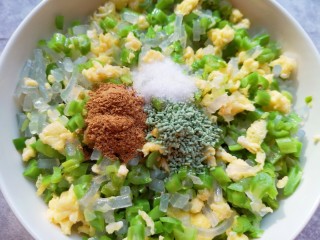 12、冬至美食  南瓜豆角馅包子,放十三香、盐和蔬之鲜搅拌均匀。