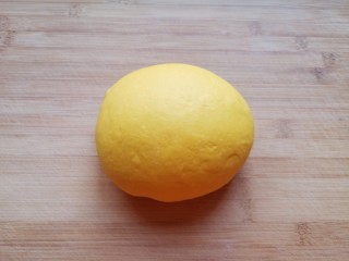 15、冬至美食  南瓜豆角馅包子,发酵好的面团揉光排气。