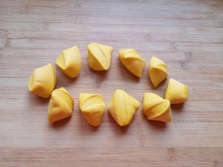 16、冬至美食  南瓜豆角馅包子,分成大小一致的小剂子。