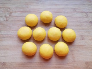 17、冬至美食  南瓜豆角馅包子,将分好的小剂子揉光滚圆。