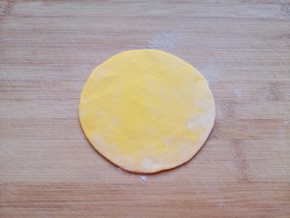 18、冬至美食  南瓜豆角馅包子,压扁，擀成中间稍厚边缘薄的包子皮。