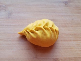 19、冬至美食  南瓜豆角馅包子,放上足够多的包子馅，包成自己喜欢的形状。