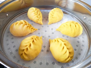 20、冬至美食  南瓜豆角馅包子,蒸锅内放水，篦子上铺上硅胶垫，放上做好的包子生胚，盖上锅盖二次发酵10分钟左右，凉水上锅，上汽后大火蒸10分钟关火，焖5分钟左右出锅。