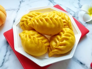 22、冬至美食  南瓜豆角馅包子,胖乎乎的。