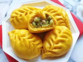 23、冬至美食  南瓜豆角馅包子,掰开一个看看，皮薄馅大味道好。