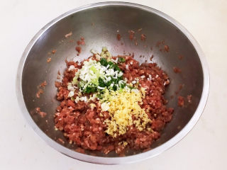 3、豆腐丸子汤,加入葱姜末,加入蚝油,加入1克精盐