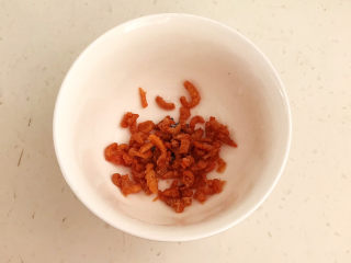 7、豆腐丸子汤,干虾仁清洗干净