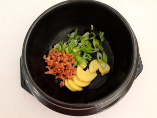 11、豆腐丸子汤,砂锅里面加入葱姜和干虾仁