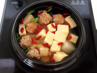 19、豆腐丸子汤,调匀即可,豆腐丸子汤做好了~