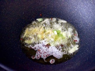 5、海鲶鱼焖萝卜,锅烧热后倒入花生油烧热，小火先炸香花椒和八角，再大火爆香葱姜。