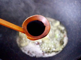 6、海鲶鱼焖萝卜,这个时候加入生抽调味调色。