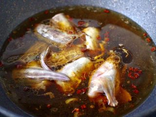 7、海鲶鱼焖萝卜,大火翻炒所有食材混合均匀后，锅中倒入适量的清水，放入切块的海鲶鱼。