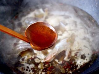 10、海鲶鱼焖萝卜,这个时候加入料酒。