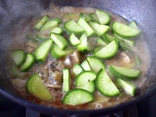 12、海鲶鱼焖萝卜,这个时候加入切片的萝卜。