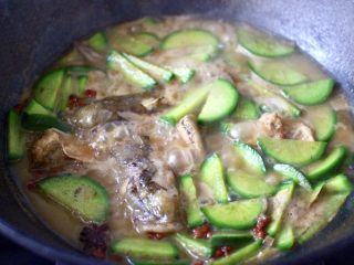 13、海鲶鱼焖萝卜,大火焖煮至萝卜片变色变软时。