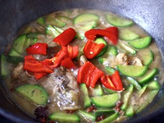 14、海鲶鱼焖萝卜,加入红椒片。