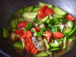 15、海鲶鱼焖萝卜,大火继续焖煮至红椒变软，撒上香菜段即可关火。