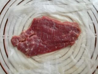 2、多汁碎牛排三明治,用厨房纸把牛排上多余的水分吸干