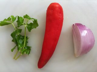 4、多汁碎牛排三明治,洗净洋葱，红辣椒和芹菜叶