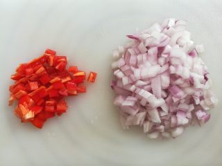 5、多汁碎牛排三明治,洋葱和红辣椒设成碎丁