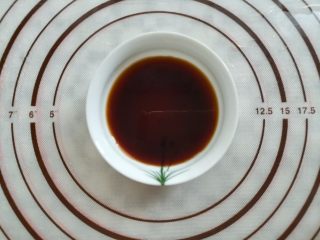 7、多汁碎牛排三明治,用小碟盛10克意大利香醋备用