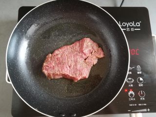 8、多汁碎牛排三明治, 不粘锅里倒入适量的橄榄油，放入牛排