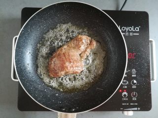 9、多汁碎牛排三明治,牛排两面都煎熟关火（喜欢吃7分熟的也可以）