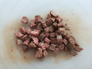 10、多汁碎牛排三明治,牛排切成碎粒备用