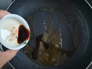 11、多汁碎牛排三明治,不粘锅里加入意大利香醋