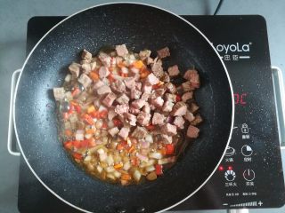 13、多汁碎牛排三明治,加入牛肉粒