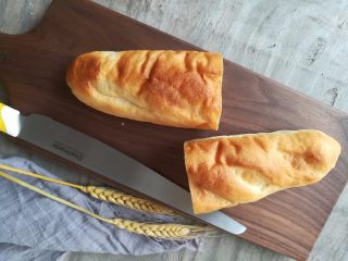 15、多汁碎牛排三明治,咸香长面包分成两段（咸香长面包食谱在上一篇有制作方法