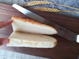 16、多汁碎牛排三明治,面包横向切开，不要切断