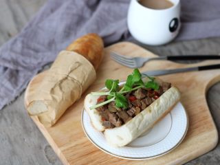 18、多汁碎牛排三明治,在牛排肉上加上芹菜叶装饰一下