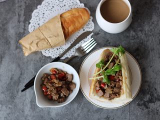 19、多汁碎牛排三明治,三明治搭配咖啡，在家就可以吃西餐