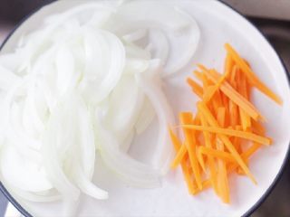 2、日式肥牛饭（完美酱汁配比）,将洋葱、胡萝卜切丝，烧热水。