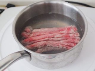 4、日式肥牛饭（完美酱汁配比）,将肥牛片下到热水里，煮至起沫，关火。