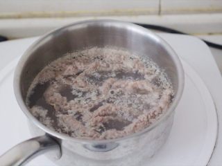 5、日式肥牛饭（完美酱汁配比）,捞出肥牛备用。这一步中肥牛不要烧得过老，会影响口感。