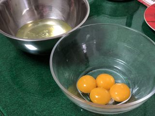 1、超软绵舒芙蕾松饼——日式松饼,鸡蛋分离，将蛋白放入冷冻室提前冷冻至有冰渣出现