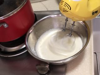 7、超软绵舒芙蕾松饼——日式松饼,打蛋机开高速绕圈打发，注意盆边的也要打发到哦