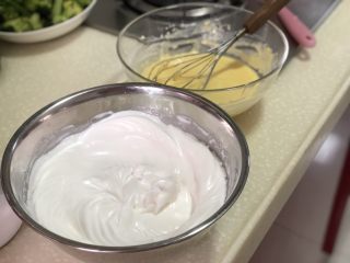 11、超软绵舒芙蕾松饼——日式松饼,蛋白霜和蛋黄糊准备混合