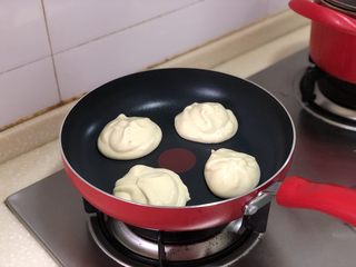14、超软绵舒芙蕾松饼——日式松饼,不粘锅小火加热，我是用冰淇淋勺挖的面糊，1勺先放，等底部微微定型了再舀一勺，这样就会变得厚厚的了~
