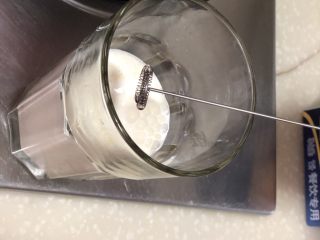 17、超软绵舒芙蕾松饼——日式松饼,我爸爱配奶油吃，用这种手持的非常方便，倒入一点点糖就可以了。减脂的可以选择希腊酸奶或者不加也ok