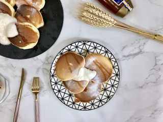 20、超软绵舒芙蕾松饼——日式松饼,表面先撒上防潮糖粉（特殊糖粉，不会吸收水分），淋上蜂蜜，再来一勺厚实的酸奶吧~