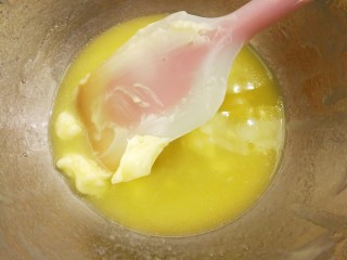 1、艾草相思酥,黄油隔热水融化